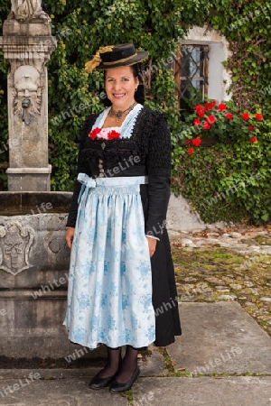 L?chelnde bayerische Frauen in traditioneller Tracht