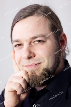 Portrait eines jungen Mannes mit Bart