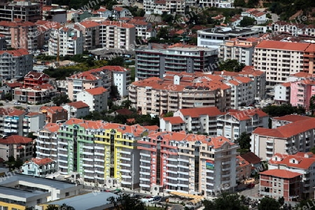Das Moderne Zentrum der Adria Stadt Budva mit vielen neuen Appatementhausern in Montenegro im Balkan am Mittelmeer in Europa.