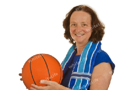 Frau mittleren Alters mit Basketball freigestellt auf weissem Hintergrund
