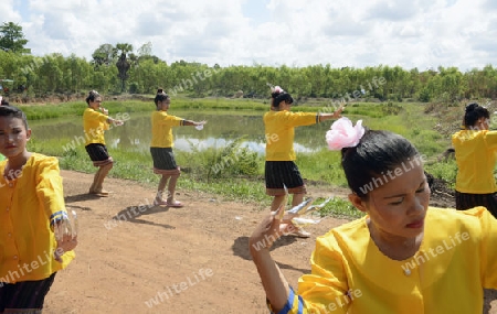 Eine Tanz und Musikgruppe beim traditioellen Raketenfest oder Bun Bang Fai oder Rocket Festival in Ban Si Than in der Provinz Amnat Charoen nordwestlich von Ubon Ratchathani im nordosten von Thailand in Suedostasien.