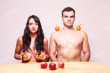 Nackter Mann und Frau posieren mit frischem Obst
