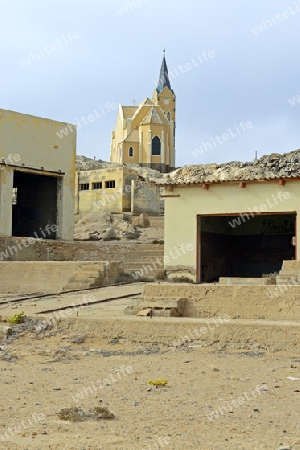 Felsenkirche ?ber verfallenen Geb?uden  in L?deritz, Namibia, Afrika