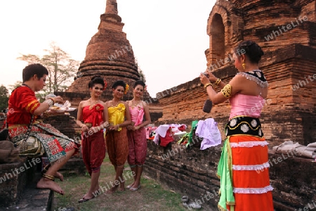 Taenzerinnen einer traditionellen Tanzgruppe bereitet sich auf eine Show vor im Wat Sa Si Tempel in der Tempelanlage von Alt-Sukhothai in der Provinz Sukhothai im Norden von Thailand in Suedostasien.
