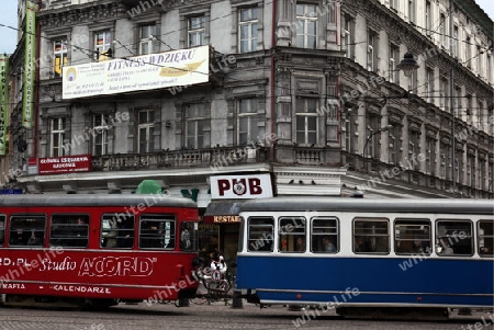 Ein Tram in der Innenstadt von Krakau im sueden von Polen.  