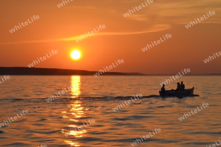 Sun Down mit Fischerboot