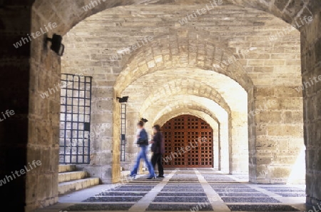 Der Eingang des Palau Almudaina bei der  Kathedrale La Seu der Altstadt von Palma de Mallorca der Hauptstadt der Insel Mallorca einer der Balearen Inseln im Mittelmeer.  