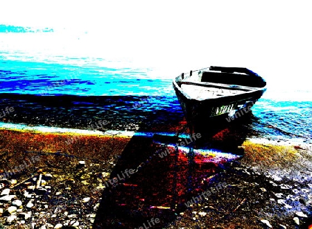 Verlassenes Ruderboot am Ufer in Falschfarben