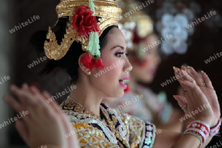 Ein Traditioneller Tanz im Erewan Schrein in der Th Phra Ram 1 Road beim Siam Square in Bangkok der Hauptstadt von Thailand in Suedostasien