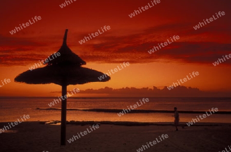 Ein Sandstrand an der Westkueste von Mauritius im Indischen Ozean. 