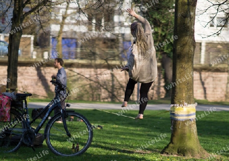 Balansieren auf dem Seil im Park