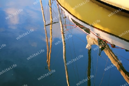 Boot spiegelt sich im Wasser