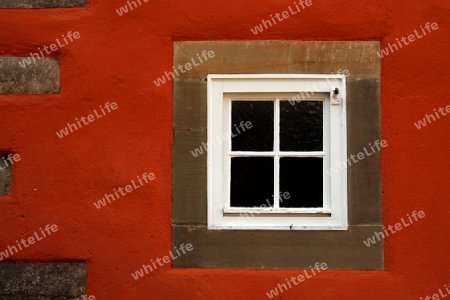 Fenster in roter Wand