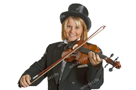 Junge Fraumit einer Violine auf weissem Hintergrund