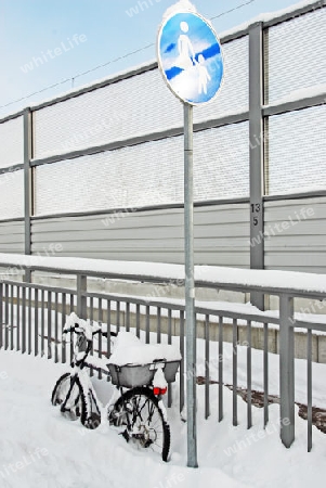 Angekettetes Fahrrad im Schnee