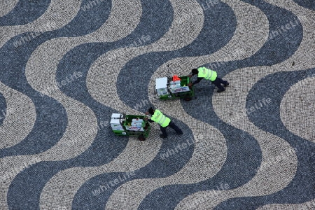 Zwei Arbeiter auf Putztour auf dem Vorplatz des Padrao dos Descobrimentos in Belem in Lissabon  in Portugal.