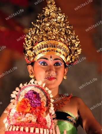Eine Taenzerin bei einer traditionellen Balinesischen Tanzauffuehrung in Ubud in Zentral Bali auf der Insel Bali in Indonesien..