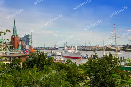 Blick ?ber den Hafen von Hamburg mit Museumsschiff