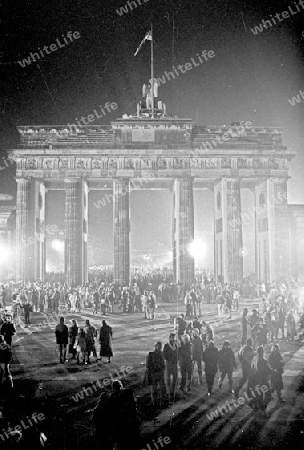 Berlin. Neujahr am Brandenburger Tor. 31. Dezember 1989 by G?nther Schaefer