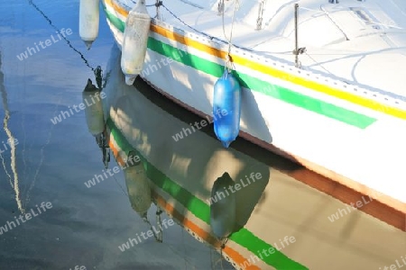 Boot spiegelt sich im Wasser