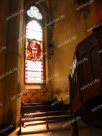 Glasfenster in alter Kirche