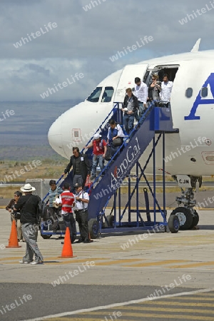 Touristen steigen aus einem Flugzeug der Gesellschaft AeroGal auf der Flughafeninsel Baltra,  Galapagos, Unesco Welterbe, Ekuador, Suedamerika, Pazifischer Ozean