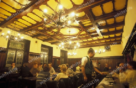 Eine Bierhalle und Restaurant in der Altstadt von Prag der Hauptstadt der Tschechischen Republik.