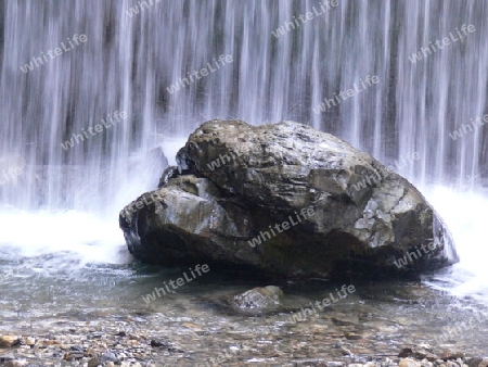 Steinblock unter dem Wasserfall 2