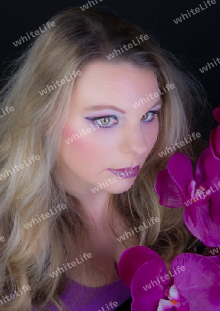 Lila Makeup mit Orchiden