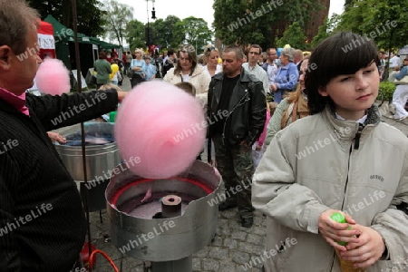 Menschen bei einem Zuckerwatten Stand bei einem Fest im Zentrum von Poznan im westen von Polen.