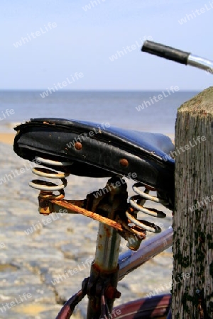 Rostiges Fahrrad am Strand