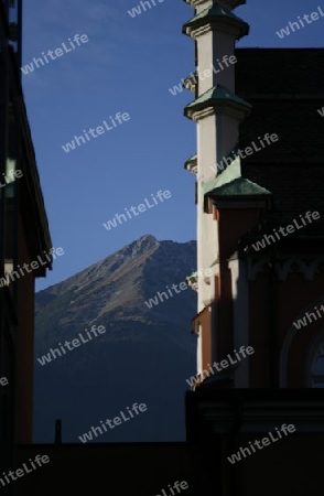 Blick von Innsbruck zwischen 2 Haeusern auf die Nordkette