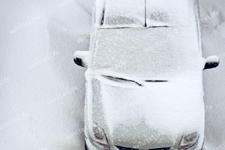 Auto im tiefen Schnee