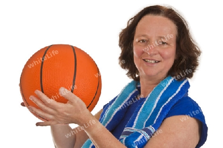 Frau mittleren Alters mit Basketball freigestellt auf weissem Hintergrund