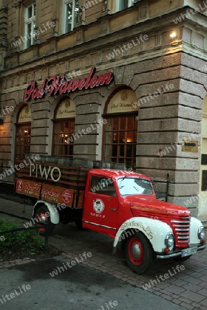 Eine Brauerei und Restaurant in der Altstadt von Krakau im sueden von Polen. 