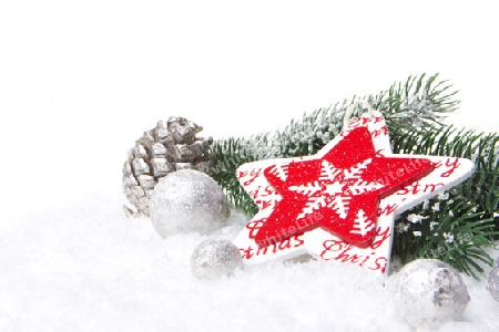 Weihnachten, Dekoration mit Tannenzweig, Tannenzapfen, Weihnachtskugel als Stern rot und weiss