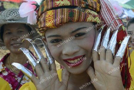 Eine Tanz und Musikgruppe beim traditioellen Raketenfest oder Bun Bang Fai oder Rocket Festival in Ban Si Than in der Provinz Amnat Charoen nordwestlich von Ubon Ratchathani im nordosten von Thailand in Suedostasien.