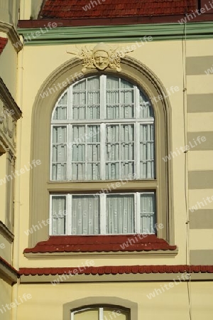 Bogenfenster in alter Villa