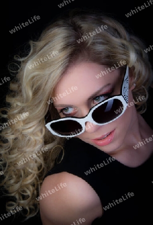 Blondes Model mit Sonnenbrille wei?