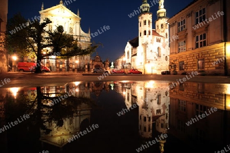 Ein Speigelbild am Maria Magdalena Platz in der Altstadt von Krakau im sueden von Polen.