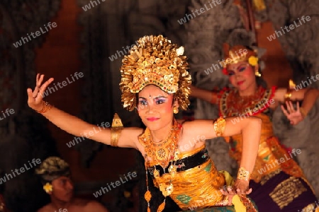 Eine Taenzerin bei einer traditionellen Balinesischen Tanzauffuehrung in Ubud in Zentral Bali auf der Insel Bali in Indonesien..