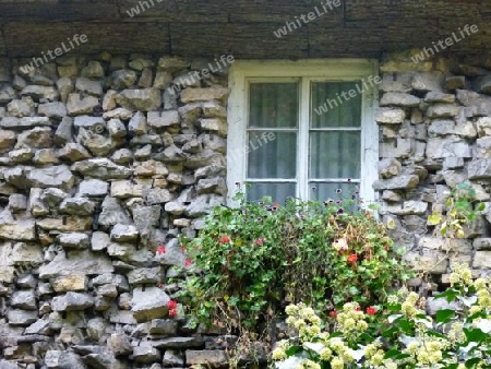 Grob gemauerte Naturstein-Wand