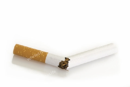 Zerbrochene Zigarette auf hellem Hintergrund