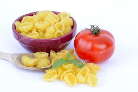  italienische Pasta, Gnocchi , Teigwaren , Nudeln, Tomate, Basilikum