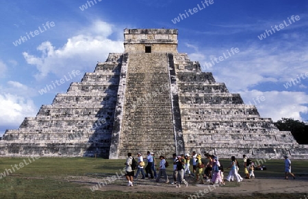 Die Pyramide der Maya Ruine von Chichen Itza im Staat Yucatan auf der Halbinsel Yuctan im sueden von Mexiko in Mittelamerika.   