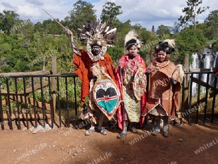 Kenia - Krieger vor dem Thomson Wasserfall