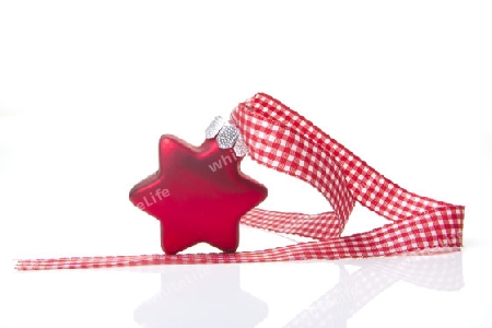 roter Weihnachtsstern mit rotem Band und weissem Hintergrund