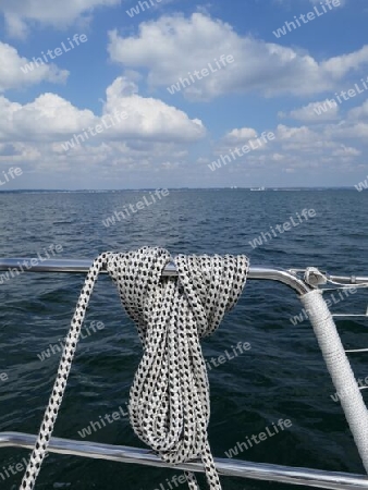 Festmacherleine an der Reling einer Segelyacht