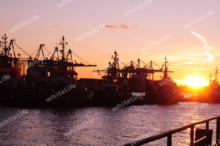 Schiffe bei Sonnenuntergang