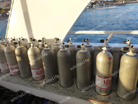 Luftflaschen auf dem Tauchboot